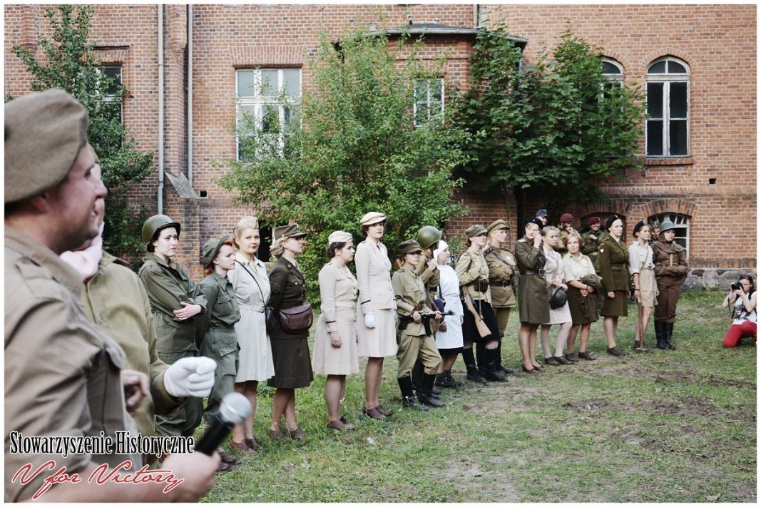 Sekcja kobieca. Pokazy w trakcie Strefy Militarnej w Gostyniu. 2014.