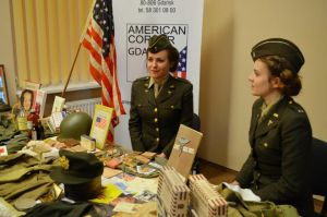 Wystawa w bibliotece American Corner w Gdańsku połączona z wykładem na temat historii korpusu pielęgniarskiego. 2012.
